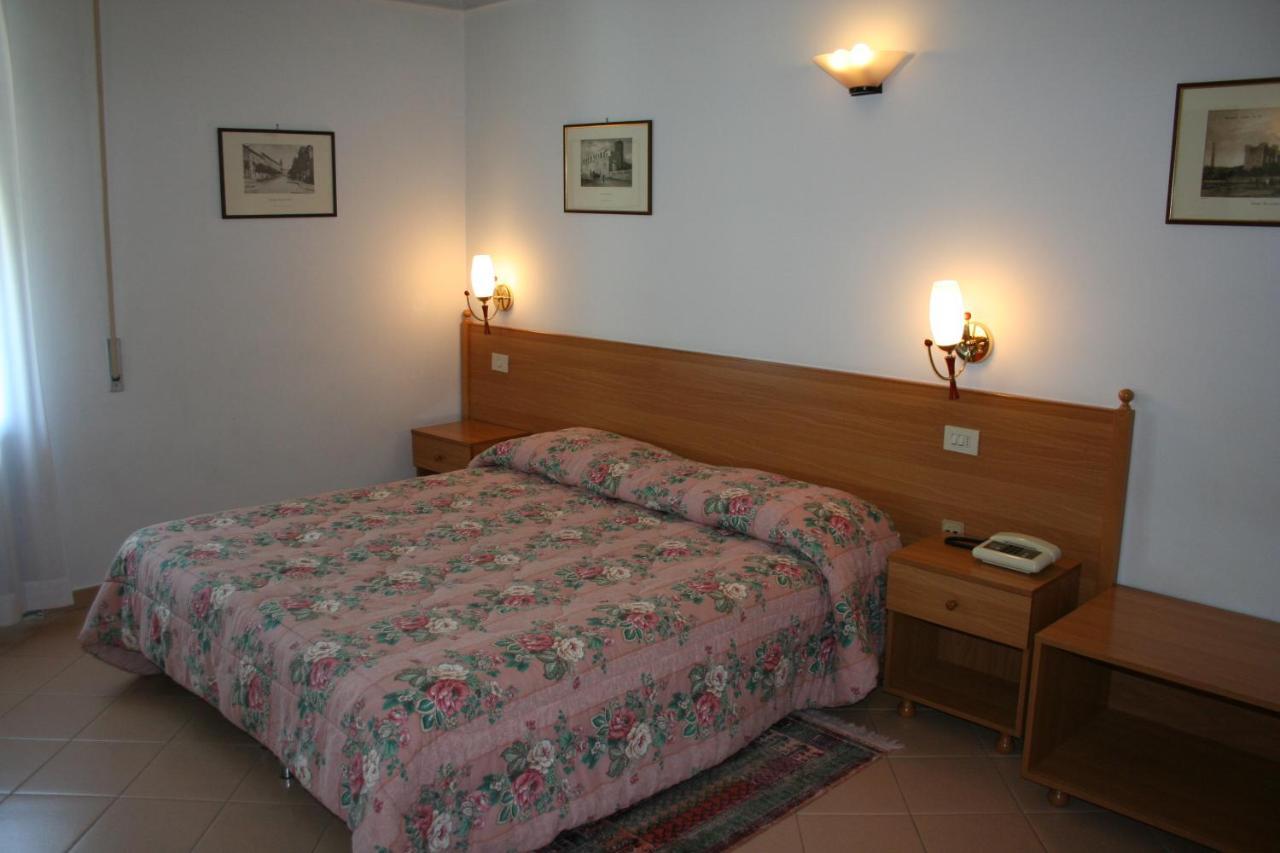 Hotel Castello Mesagne Quarto foto