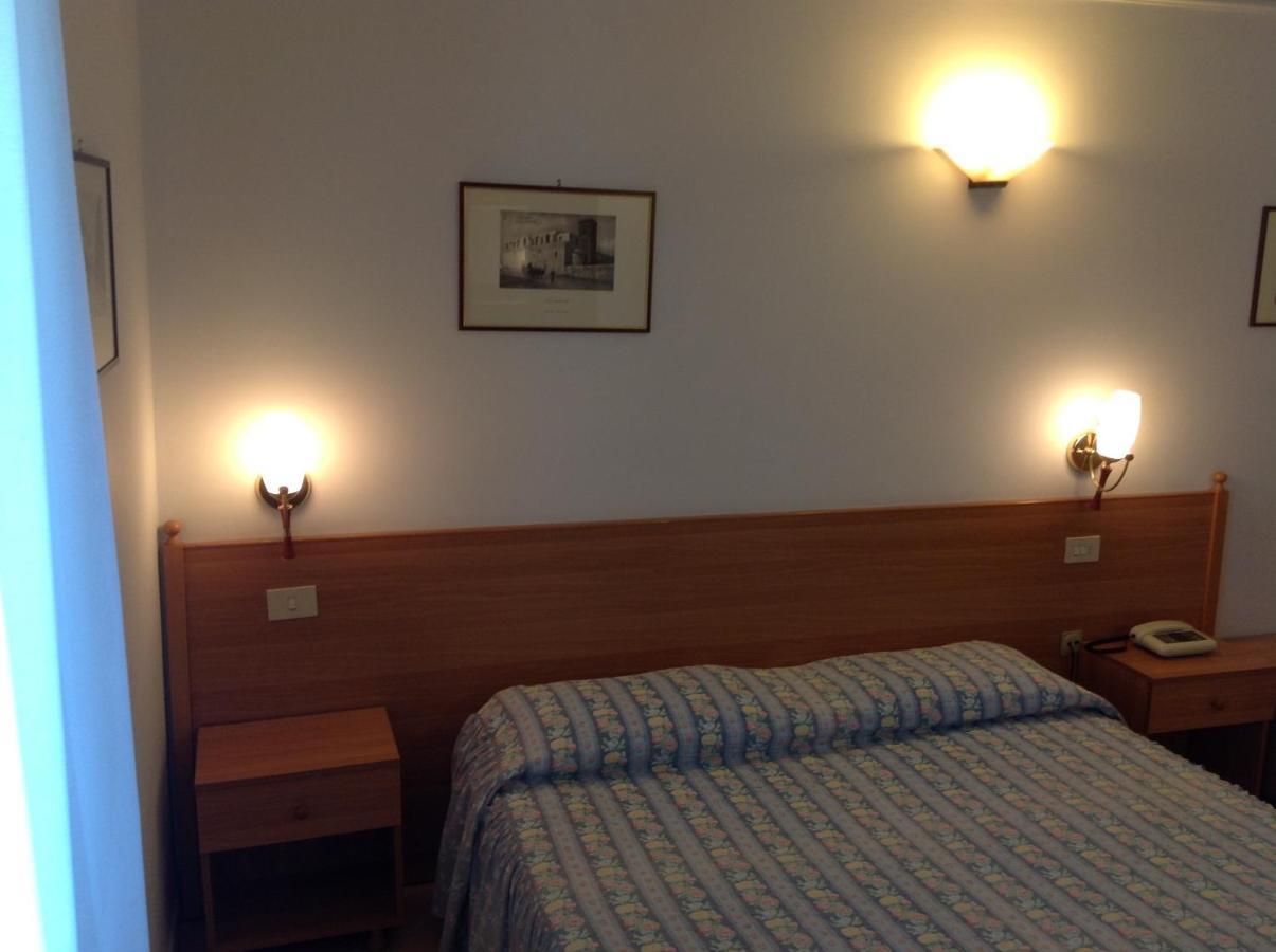 Hotel Castello Mesagne Quarto foto