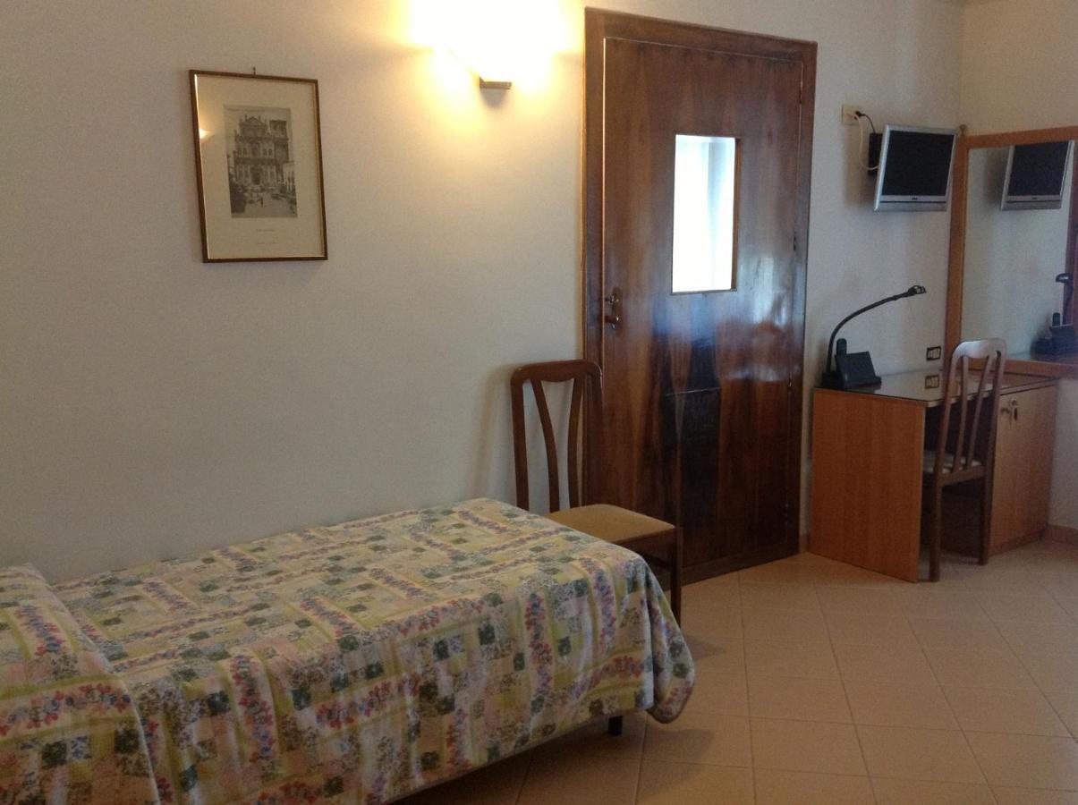 Hotel Castello Mesagne Quarto foto