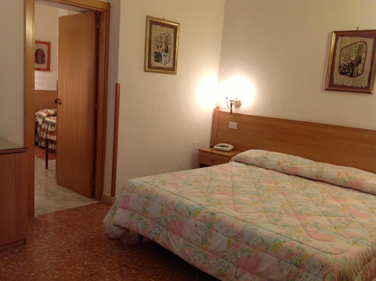 Hotel Castello Mesagne Quarto foto